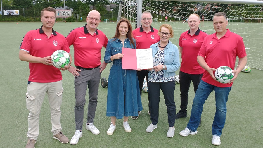 Übergabe Förderbescheid für die Sportanlage Schönböcken (12.7.2024) - Staatssekretärin Magdalena Finke übergibt die Urkunde an Senatorin Monika Frank.