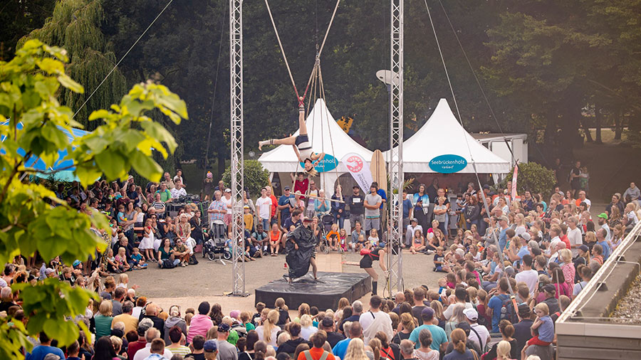 Aufnahme einer Show auf dem Straßenkunst Festival