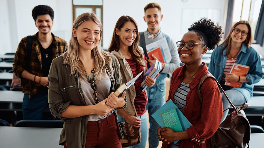 Gruppenbild von Studierendeen