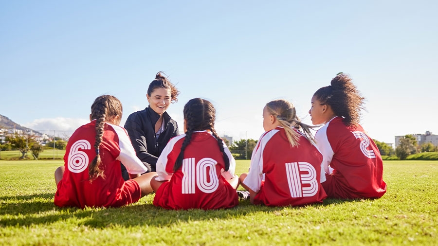 Kinder mit Training bei einer Besprechung