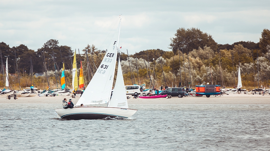 Segelboot im Wasser