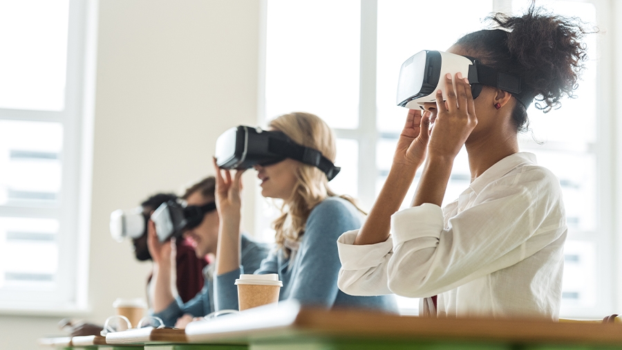 Schüler im Klassenraum mit VR-Brillen