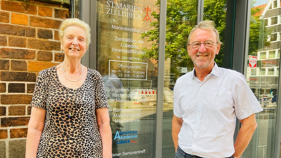 Zwei Menschen vor der Seniorenakademie