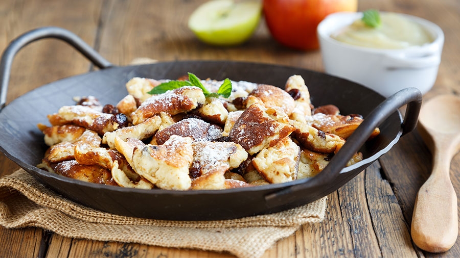 Zubereiteter Kaiserschmarn auf einem Teller