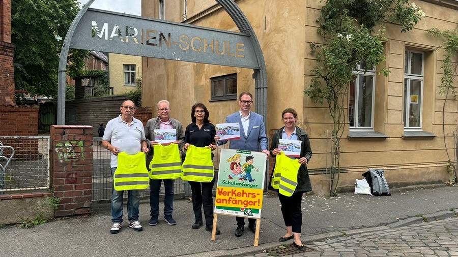 Der Bürgermeister mit Plakat