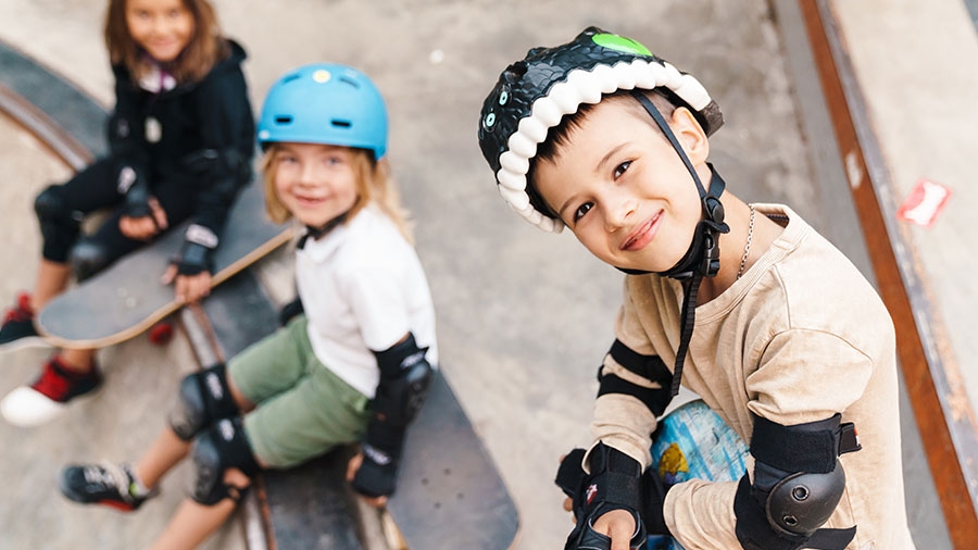 Kinder in einem Skatepark